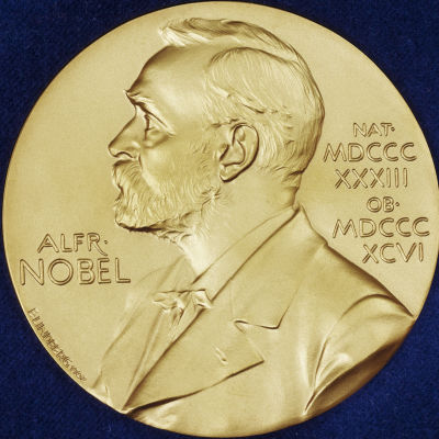 Nobelprismedaljen som pristagarna får (separata medaljer för freds- och ekonomipriset)