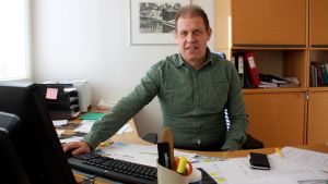 Bildningschef Mats Johansson tycker att man bör fundera på varför pojkarna presterar sämre i modersmålet än flickorna. Bildningschef Mats Johansson vid sitt skrivbord.