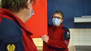 Susanne Piekkala är väldigt nöjd med de nya lokalerna som ger nytt liv till föreningen. Susanne Piekkala öppnar en lucka i köket i den nya sjöräddningsstationen.