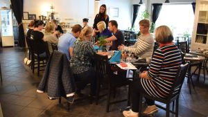 Några av de cirka 100 aktiva i DB 2020-gänget samlat som så många gånger förut. En grupp människor runt ett bord i caféet four-C i Dalsbruk.