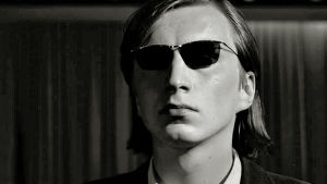 Aki Kaurismäki Mika Kaurismäen elokuvassa Valehtelija (1981).