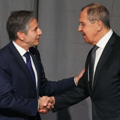 Yhdysvaltain ulkoministeri Antony Blinken (vas.) tapasi Venäjän-kollegansa Sergei Lavrovin ulkopoliittisten jännitteiden kiristyessä joulukuun alussa.
