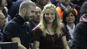 Shakira bor i Barcelona med sin man Shakira och Gerard Pique sitter bredvid varandra.