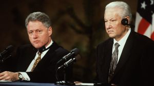 Jeltsin ja Clinton Kalastajatorpalla tiedotustilaisuudessa pöydän takana