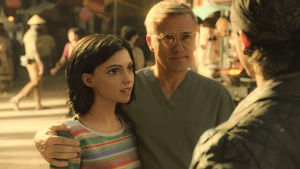 Far och dotter. Rosa Salazar och Christoph Waltz gör sig redo för strid. Doktor Ido står med armen beskyddande runt Alita.