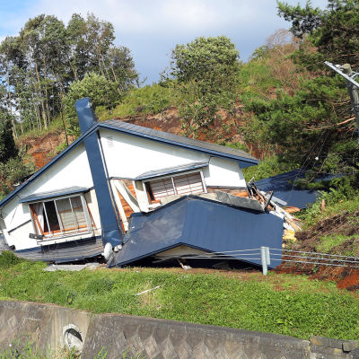 Ett hus som rasat samman i ett jordskred i Atsuma, nära skalvets epicentrum på ön Hokkaido.