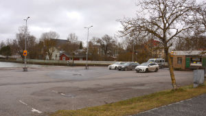 I dag finns torget sommartid på det asfalterade området vid Sundet intill taxistationen. En astfaltplan med fyra bilar på, i ena hörnet ser man lilla taxihuset.
