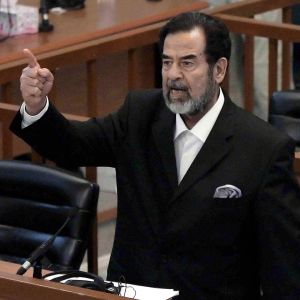 Saddam Hussein oikeudessa sormi pystyssä.