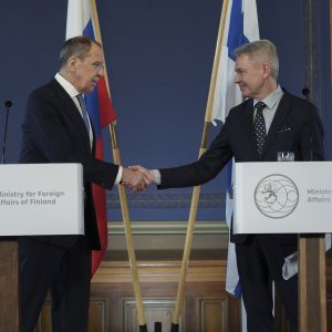 Enligt Amnestys Frank Johansson är Pekka Haavisto en erfaren diplomat som klarar av alla möjliga situationer. Venäjän ulkoministeri Sergei Lavrov ja Pekka Haavisto , Säätytalolla Helsingissä