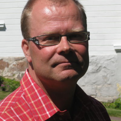 Jyrki Hakkarainen var kommundirektör i Pojo och utvecklingsdirektör i Raseborg.