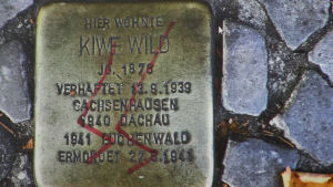 SS-klotter på minnessten för förintelseoffer