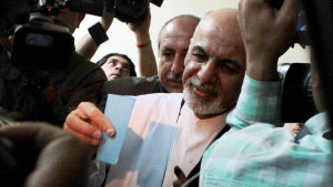 Också Ashraf Ghani Ahmadza röstade i huvudstaden. Ashraf Ghani Ahmadzai röstade i Kabul (14.6.2014)