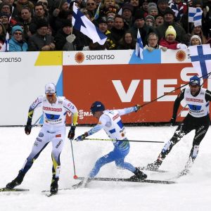 Finländaren Matti Heikkinen föll och Calle Halfvarsson skidade hem bronset.