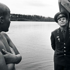 1960-luvun kuvassa kosmonautti Juri Gagarin ja nuori poika uimarannalla Hämenlinnassa.