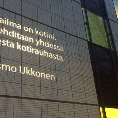 Osmo Ukkosen teksti heijastettuna Mikkelin pääkirjaston seinälle.