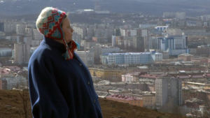 Många samer på Kolahalvön tvingades flytta från sina byar in till städerna. Nina Afanasyeva är en av dem, idag bor hon i Murmansk och fortsätter kämpa för bevarandet av den samiska kulturen. Nina Afanasyeva är same och bor i Murmansk.