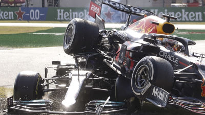 Max Verstappens däck är skrämmande nära en träff med Lewis Hamiltons huvud.