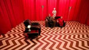 Twin Peaks - Tuli kulje kanssani -elokuva nähdään Teeman elokuvafestivaaleilla. Mike (Al Strobel) ja "The Man from Another Place" (Michael J. Anderson) "Punaisessa huoneessa" elokuvassa Twin Peaks: Tuli kulje kanssani