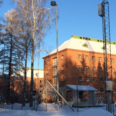 Kuvassa Joutsenon vastaanottokeskuksen rakennuksia talviauringossa.