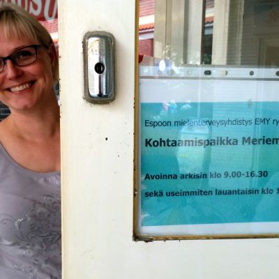 Virpi Uusitalo toimipisteen ovella.