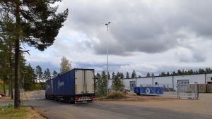 SBA finns nu här i Gebbelby industrifastighet invid riksväg 25. En avlång, låg, vit industribyggnad. Till vänster en blå långtradare.