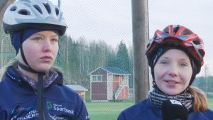 Ellinor Halonen och Johanna Häggkvist deltog i Skidtalang-lägret. Ellinor Halonen och Julia Häggkvist är skidåkare.
