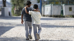 Tusentals barn beräknas ha bott månader på flyktingläger på de grekiska öarna. Arkivbild från flyktinglägret Kara Tepe på ön Lesbos, fotad år 2017. Två barn som har armarna runt varandra. Barnen är på flyktinglägret Kara Tepe på ön Lesbos i Grekland. Bilden är från år 2017.