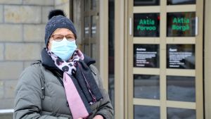 Margot Grönqvist passade på att besöka Aktia i Borgå för att avsluta ett konto. Margot Grönqvist utanför Aktia i Borgå