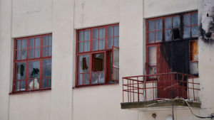 Spår av branden syns ännu i det andra huset på tomten. Spår av branden på Stadshusgatan 17 i Borgå 08.04.20