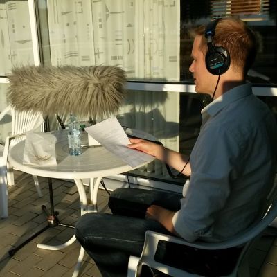 Konserttijuontoa tekemässä