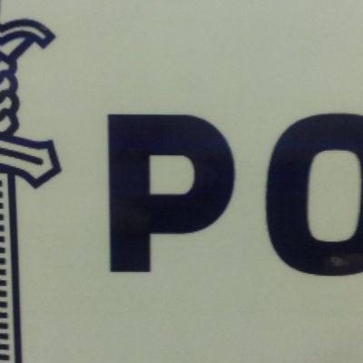 Osa tekstiä ja poliisimerkkiä valkoisella pohjalla.
