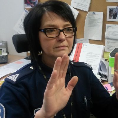 Rikosylikonstaapeli Irmeli Korhonen iestuu työhuoneessaan Oulun poliilaitoksella ja näyttää käsillään ei-sanaa.