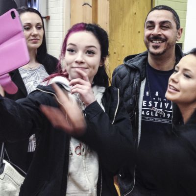 Arman Alizad ja faneja ottamassa selfietä.