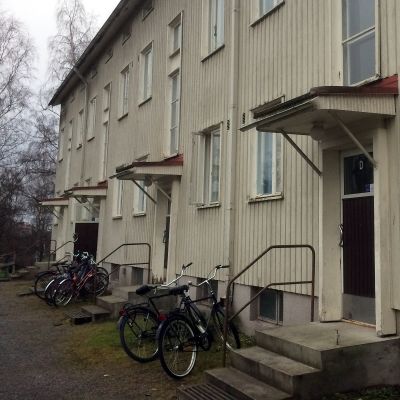 Hipposkylän vanha puukerrostalo Tampereen Kissanmaalla
