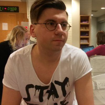 Sebastian Tynkkynen(ps.) odottaa Oulu käräjäoikeuden aulassa rikosjuttunsa käsittelyn alkua.