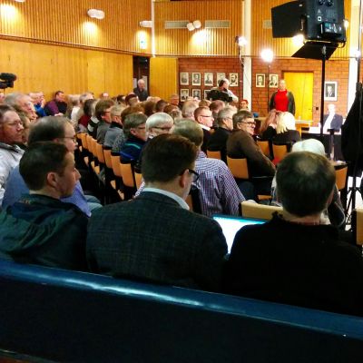 Ehdokkaita ja yleisöä vaalipaneelitilaisuudessa Alavudella.