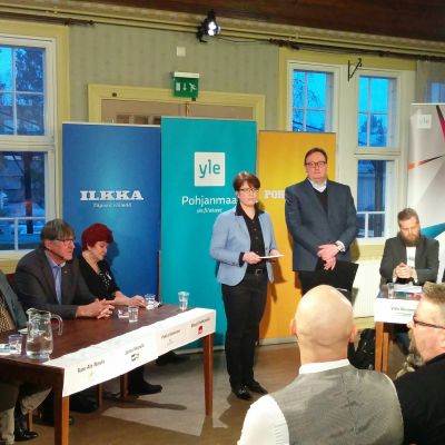 Kurikassa vaalipaneeli pidettiin Vanhalla asemalla.
