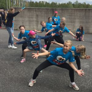 En del av dansgänget som uppträdde på stafettkarnevalens stora scen En del av dansgänget som uppträdde på stafettkarnevalens stora scen