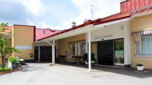 Testkapaciteten på Kimitoön kan utökas märkbart vid behov. Huvudentrén till Kimitoöns hälsocentral.