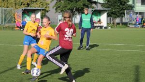 Ida Pedersen och Wilma Henriksson spelar i IIF Fotbolls F06-lag. Två flickor fajtas om bollen i en fotbollsmatch.