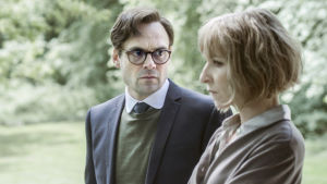 Simon (David Dencik) ja Amanda (Sonja Richter) johtavat menestyksekästä pankkia. Simon ja Amanda johtavat menestyksekästä pankkia.
