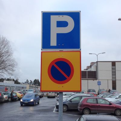 Pysäköintialue- ja pysäköintikieltoaluemerkit Lappeenrannan urheilutalolla