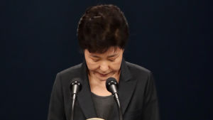 Park Geun-Hye bad om ursäkt i samband med att hon höll ett tal till nationen 4.11.2016 Park Geun-Hye ber om ursäkt och bugar.