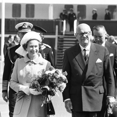 Kuningatar Elisabeth II ja Urho Kekkonen kävelevät rinnakkain