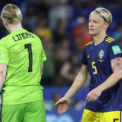 Hedvig Lindahl och Nilla Fischer var besvikna efter VM-semifinalen.