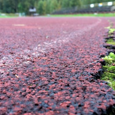 Kangasniemen urheilukentän 35 vuotta palvellut päällyste on jo pahoin halkeillut.