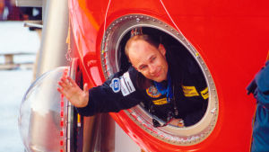 Piccard har själv varit med om många innovativa äventyr som har vidgat på vyerna. Här är han i Breitling Orbiter 3:s "korg". Breitling Orbiter 3 var den gasballong som tog honom jorden runt non-stop på knappt 20 dagar för 20 år sedan. Bertrand Piccard tittar ut ur Breitling Orbiter 3s korg. Breitling Orbiter 3 var den gasballong han reste non-stop jorden runt med.