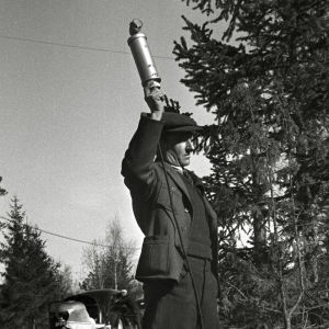 Mies tallentaa luonnonääniä mikrofonilla.