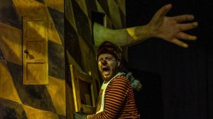Så här stor ville jag inte bli! Marsvinet (Alex Holmlund) blir förskräckt när han ser Alices hand. Foto från Alice i Underlandet på Unga Teatern.