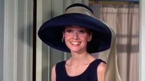 Audrey Hepburn sinisessä hatussa elokuvassa Aamiainen Tiffanylla